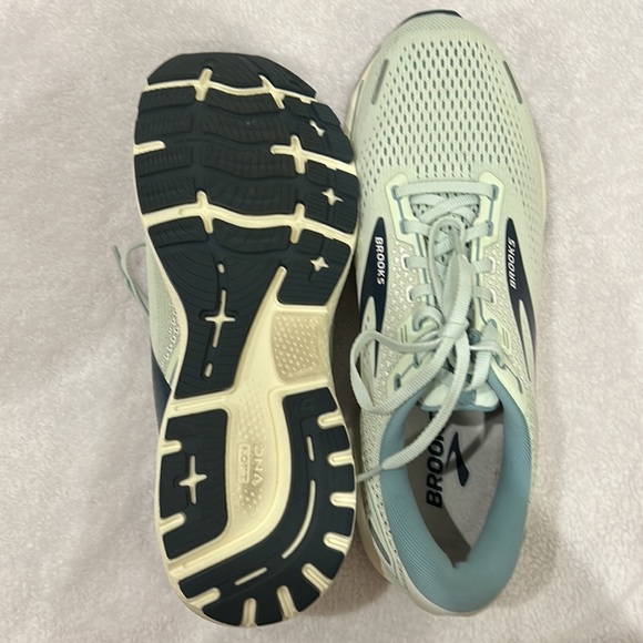 NWOT Brooks Sneakers - Picture 3 of 7